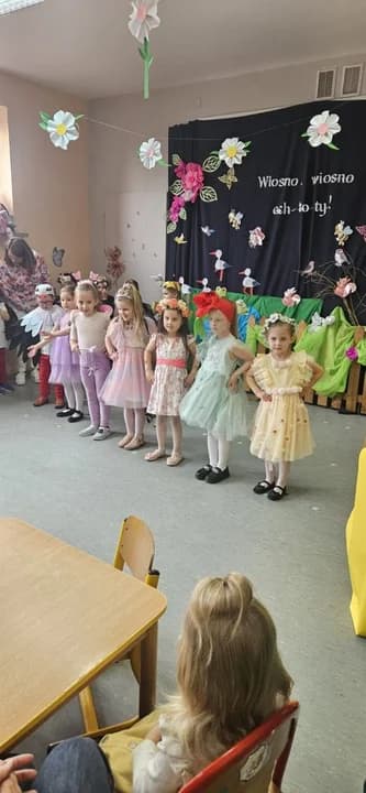 Wiosenna magia w Woli Książęcej: „Motylki” budują kwiatową gąsienicę — zdjęcie 4 z 14