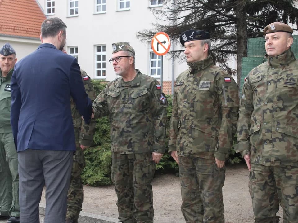 Minister obrony narodowej w 16. Jarocińskim Batalionie Remontu Lotnisk: "Jarocin rośnie w siłę" [ZDJĘCIA] — zdjęcie 2 z 42