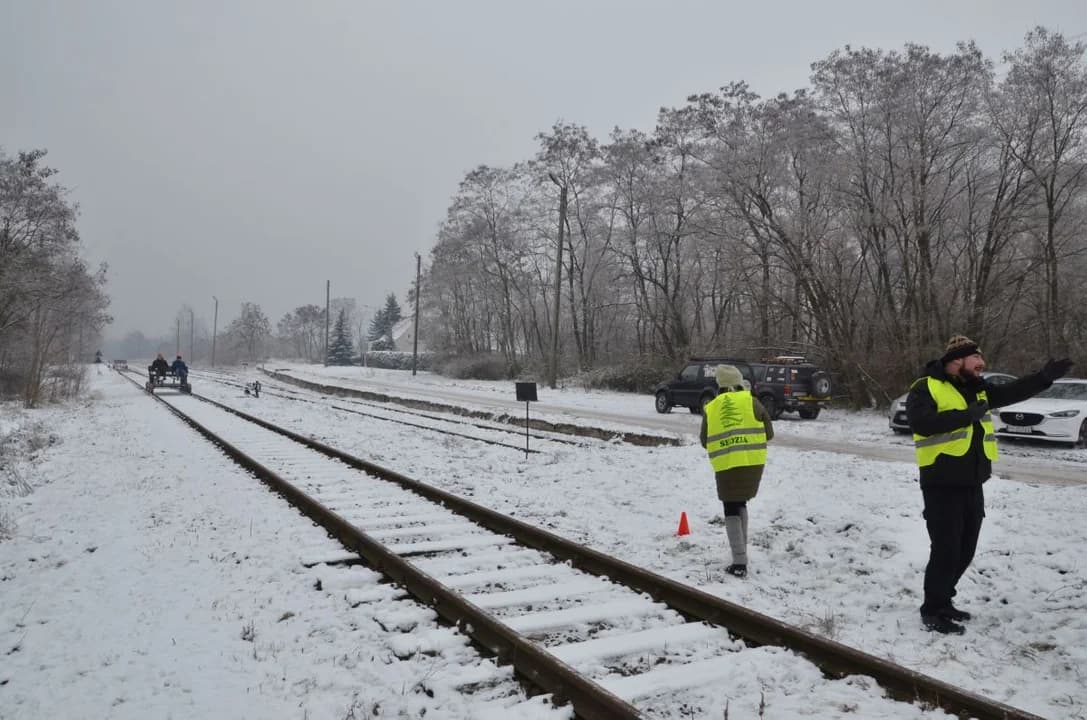 Rajd samochodów terenowych dla dzieci z Domu Dziecka w Górze