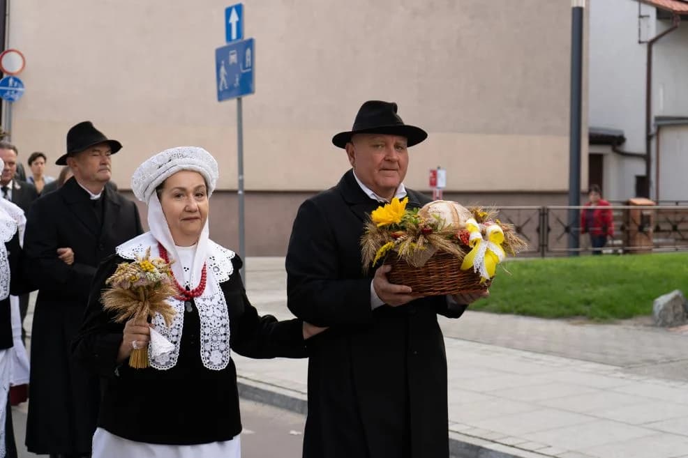 Gminne dożynki w Jarocinie. Rolnicy dziękowali za plony podczas Święta Darów Natury [ZDJĘCIA]