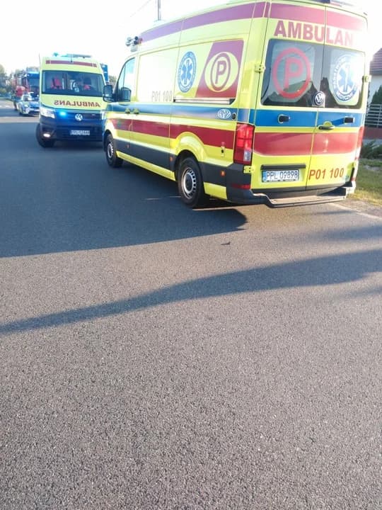 Audi dachowało, trzy osoby w szpitalu. Groźne zdarzenie w Sierszewie — zdjęcie 2 z 4