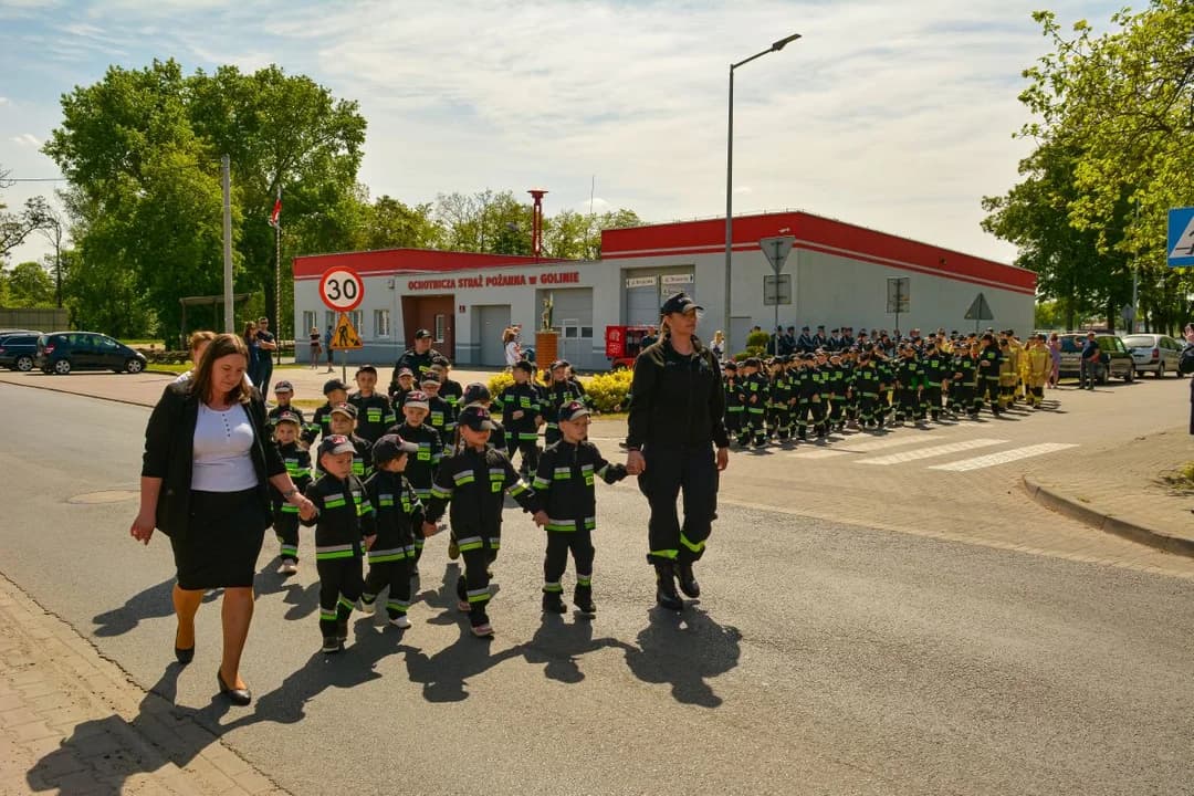 Ślubowanie Młodzieżowych i Dziecięcych Drużyn Pożarniczych w Golinie — zdjęcie 5 z 106