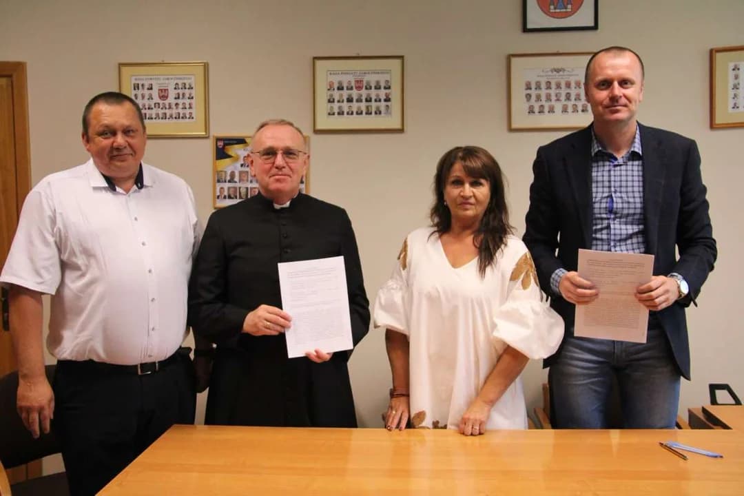 Parafia dostała pieniądze, a proboszcz podpisał umowę ze starostą. Wiadomo, na co pójdą te środki [ZDJĘCIA] — zdjęcie 6 z 8