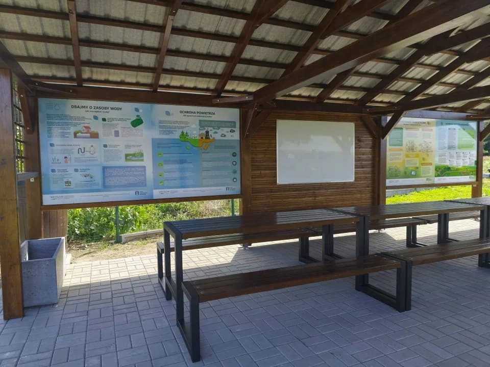 Uczniowie Szkoły Podstawowej im. księdza Jana Twardowskiego w Kolniczkach zyskali wyjątkowe miejsce do nauki. W miejscowości zakończyła się budowa nowoczesnej wiaty edukacyjnej, która pozwoli na przeniesienie lekcji przyrody i zajęć pozalekcyjnych poza mury szkolnego budynku.