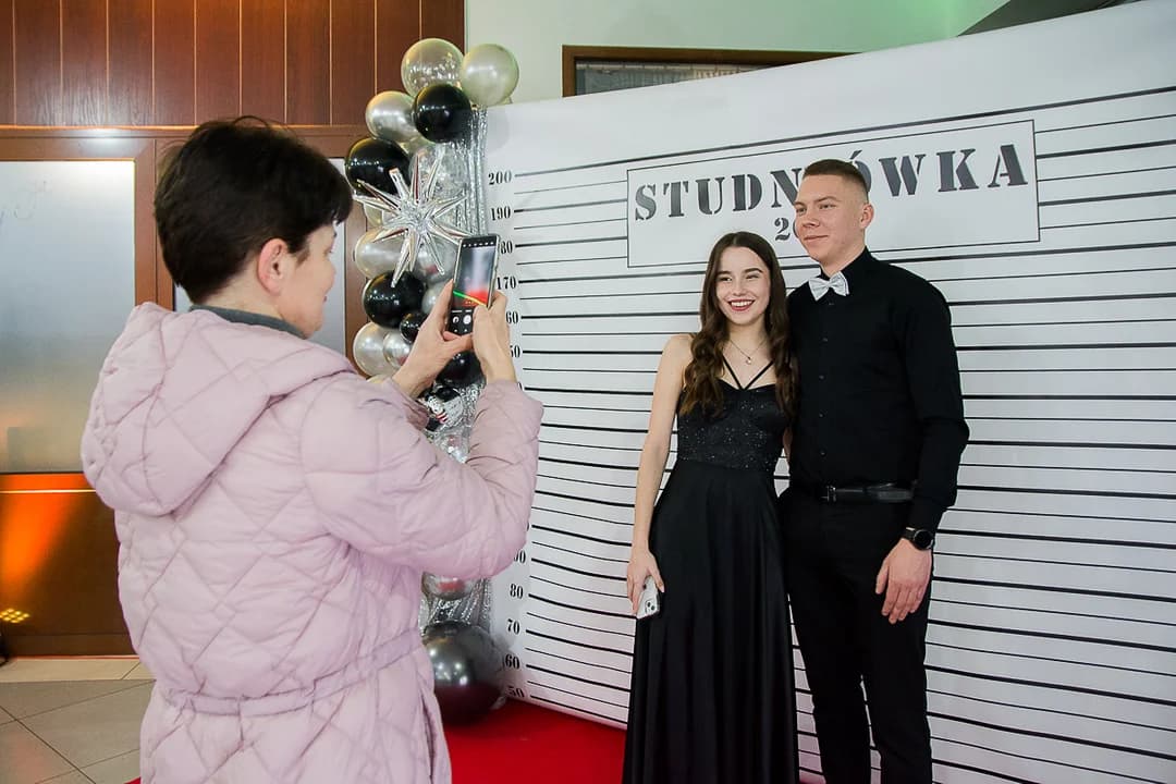 Uczniowie Zespołu Szkół Przyrodniczo - Biznesowych w Tarcach bawią się na studniówce 2024