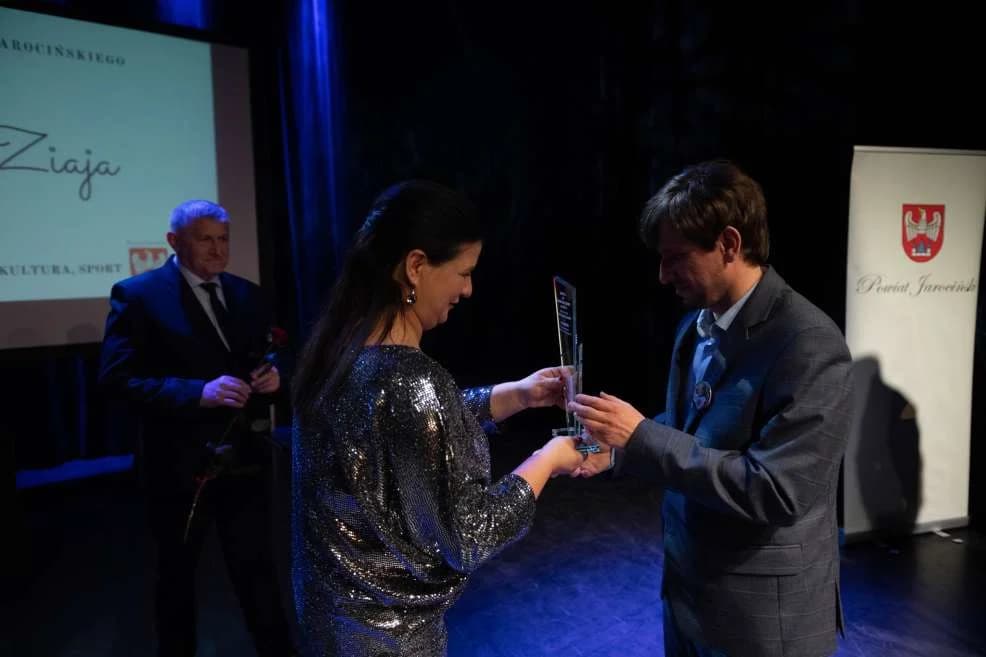 Uroczysta gala z okazji 25-lecia powiatu jarocińskiego. Uhonorowano zasłużonych i nagrodzono sportowców [ZDJĘCIA] — zdjęcie 3 z 27