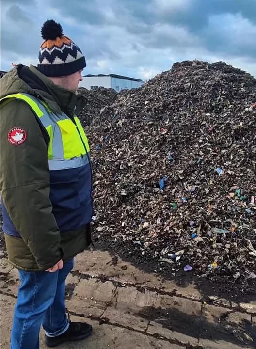 Jednak równie ważną rzeczą jest segregacja odpadów biodegradowalnych w naszych domach. Tak, żeby one nie trafiały do tych odpadów komunalnych zmieszanych, by nie musiały być poddawane temu procesowi stabilizacji, a mogły być normalnie przekompostowane w naszych tunelach kompostowych, z których następnie powstanie preparat poprawiający właściwości gruntowe, czyli nasz terrawit - dodaje Bartosz Sip.