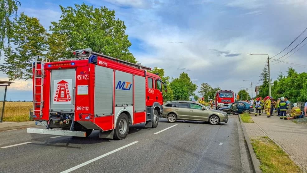 Zderzenie dwóch aut na DK11 w Witaszycach — zdjęcie 2 z 10