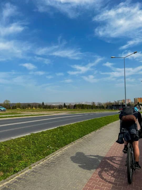Jeździmy na rowerach górskich, które pozwalają w razie czego pokonywać trudniejsze odcinki trasy, niestety jednocześnie nie pozwalają one na rozwijanie większych prędkości po asfalcie. Chcieliśmy udowodnić, że jeśli się czegoś naprawdę chce, to nawet na bardziej wymagającym sprzęcie można pokonać ogromne dystanse - opisują.