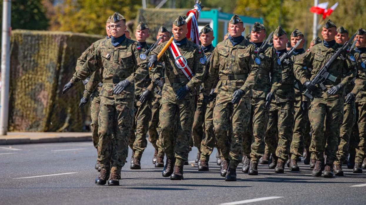 Żołnierze z Jarocina przemaszerowali Wisłostradą razem z przedstawicielami wszystkich rodzajów Sił Zbrojnych RP.