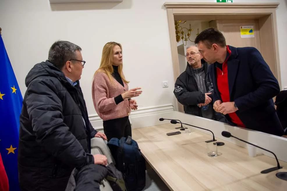 O ruchu aut na rynku w Jarocinie dyskutowano na spotkaniu w ratuszu. Jakie będą skutki tej dyskusji? [ZDJĘCIA, SONDA]