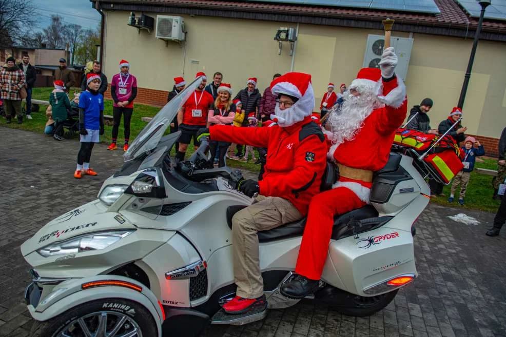 Dobrą zabawę połączyli z troską o zdrowie - w Cielczy odbył się Strażacki Bieg Mikołajkowy. Zobaczcie ZDJĘCIA [SONDA] — zdjęcie 6 z 167