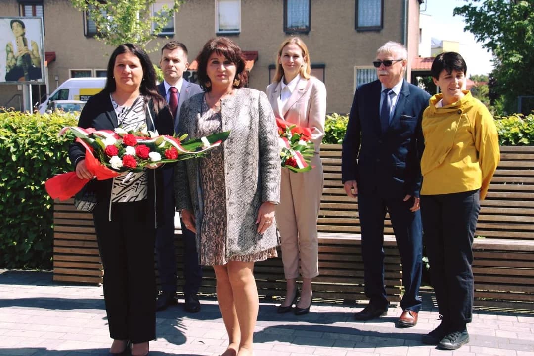Dzień Zwycięstwa z nową burmistrz Jarocina. Władze gminy i powiatu złożyły kwiaty na Skwerze Pamięci [ZDJĘCIA]