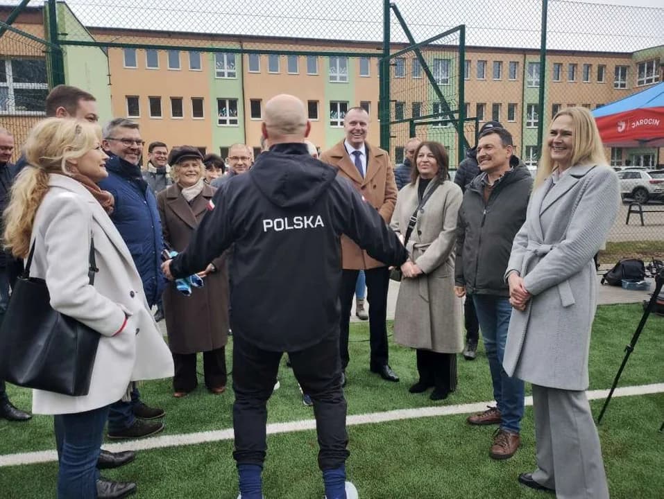 Uczniowie, parlamentarzyści i samorządowcy strzelali gole ministrowi na boisku w Jarocinie [ZDJĘCIA] — zdjęcie 3 z 66