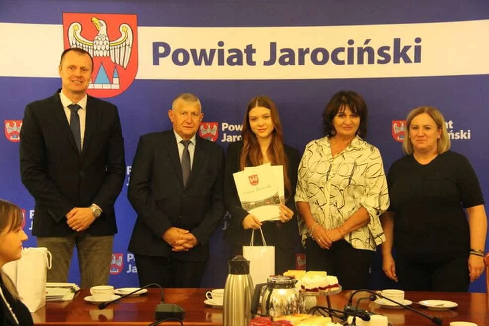 Najlepsi maturzyści ze szkół powiatu jarocińskiego nagrodzeni przez starostę — zdjęcie 2 z 8