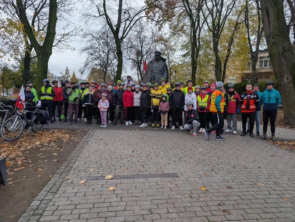 Rowerzyści zrobili sobie pamiątkowe zdjęcie przy pomniku Zbigniewa Ostroróg-Gorzeńskiego w parku przy ul. Hallera w Jarocinie.