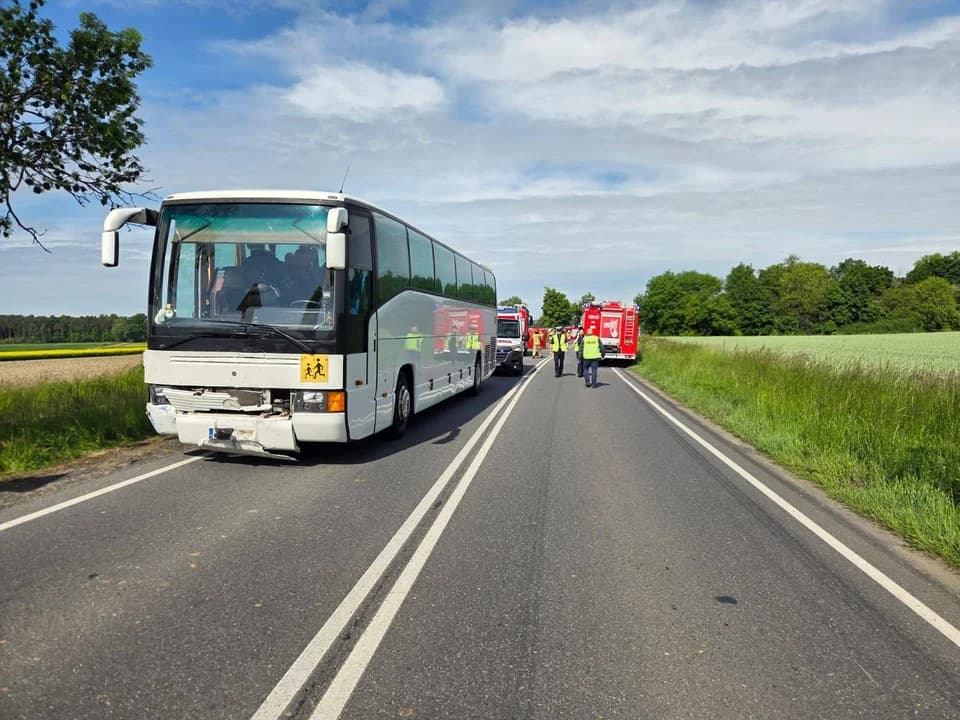 Śmiertelny wypadek w Lutogniewie. Zderzenie autobusu i dwóch samochodów — zdjęcie 3 z 14