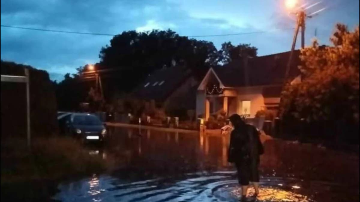 Ulice na os. Ługi w Jarocinie są systematycznie zalewane. Mieszkańcy proszą o pomoc - PWiK odpowiada [ZDJĘCIA]