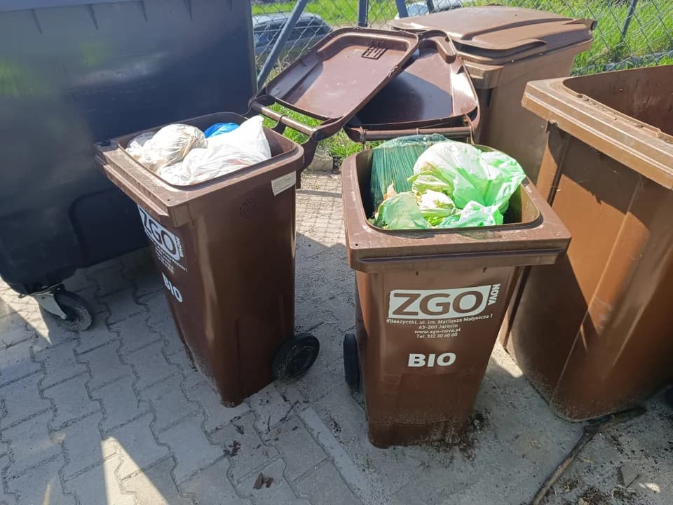 Choć segregujemy śmieci od lat, rzeczywistość pokazuje, że wciąż mamy z tym spory problem. Gmina opublikowała zdjęcia „znalezisk” z koszy ku przestrodze.