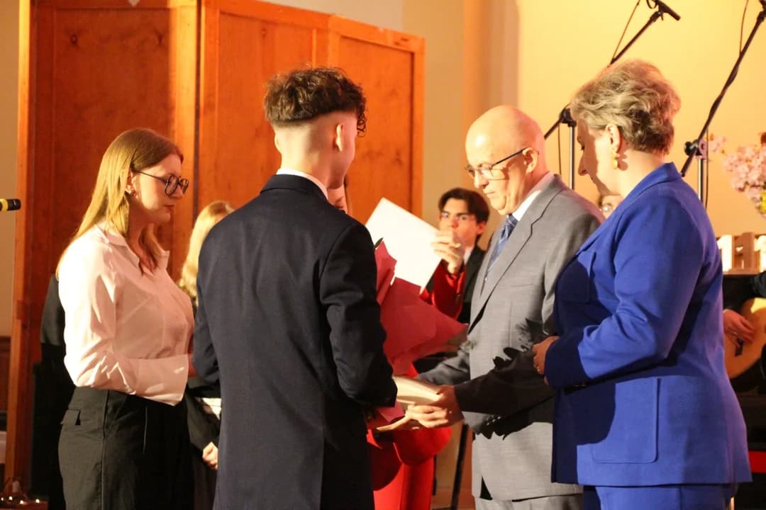Maturzyści z Ziemi Jarocińskiej odebrali świadectwa. Zobacz zdjęcia z uroczystości — zdjęcie 4 z 246