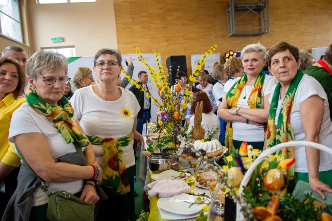 Wielkie tarcie chrzanu w Chrzanie. Przy tarkach stanęło blisko 100 KGW z całej Wielkopolski  [ZDJĘCIA, AKTUALIZACJA]