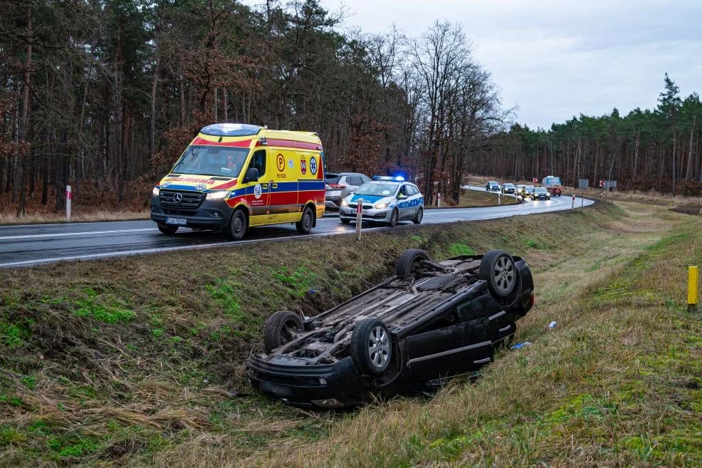 Osobowy opel dachował na DK 12 w Brzostowie. Jedna osoba poszkodowana [ZDJĘCIA]