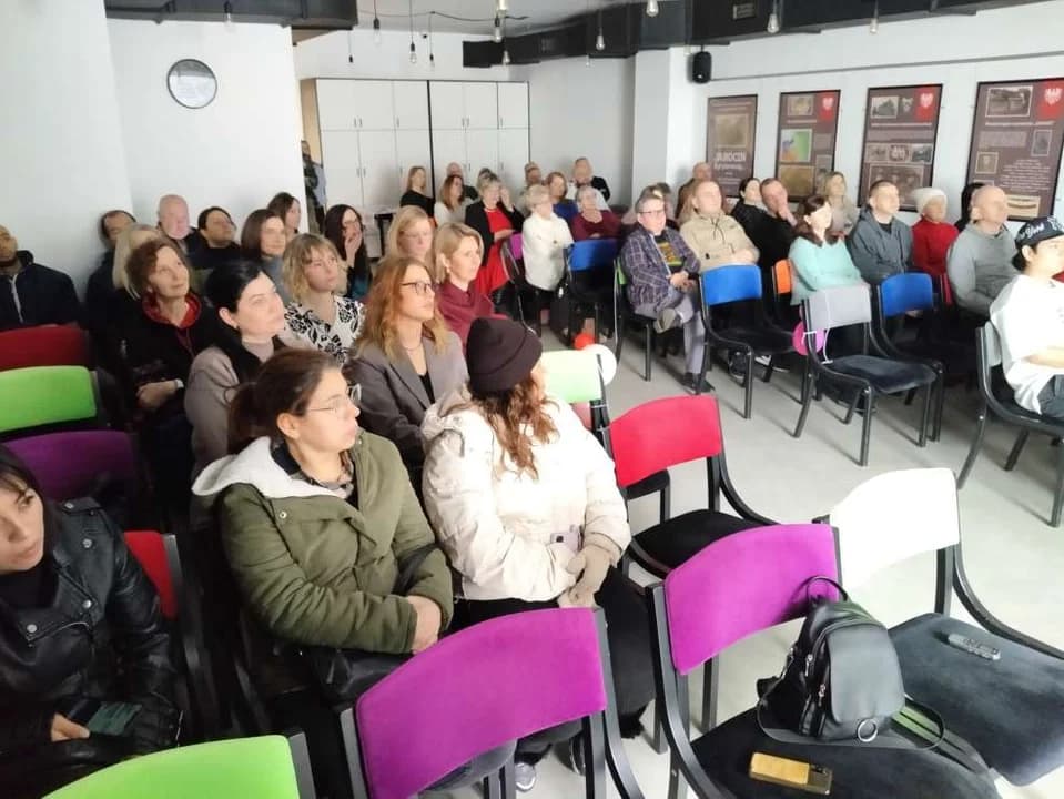 O potrzebach i o obawach w Kamienicy Kultury rozmawiali jarociniacy i migranci [ZDJĘCIA, SONDA] — zdjęcie 2 z 22