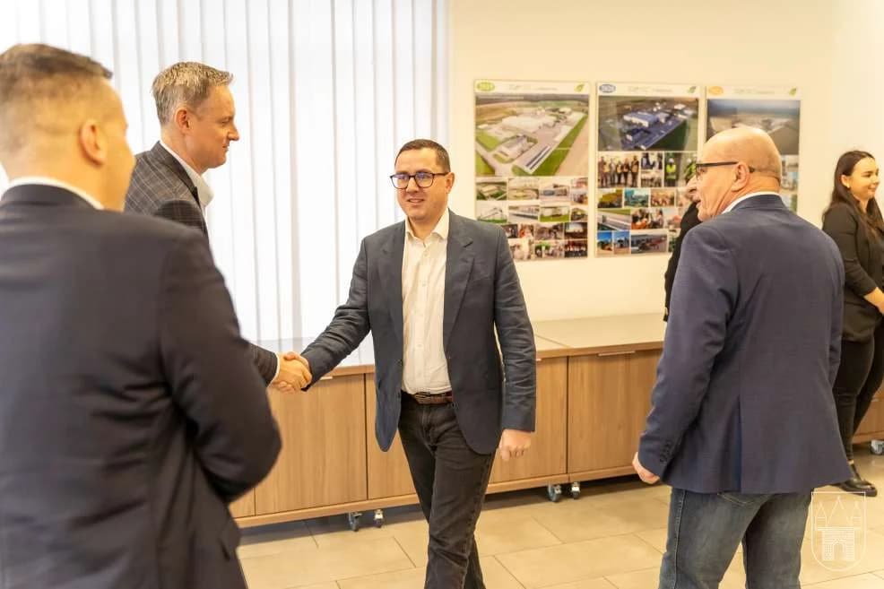 Wiceminister Miłosz Motyka w Wielkopolskim Centrum Recyklingu w Jarocinie — zdjęcie 6 z 12
