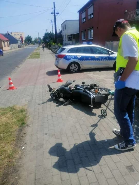 W Książu Wlkp. motorowerzysta uderzył w płot. Kierowca był z powiatu jarocińskiego [ZDJECIA] — zdjęcie 2 z 4
