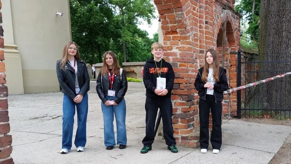 Żerków znów nie zawiódł. Uczniowie pobili ubiegłoroczny rekord zbiórki podczas Akcji Wesołych Ogrodników — zdjęcie 2 z 12