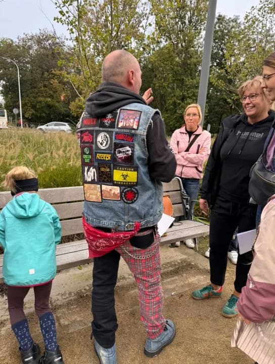 Przy Pomniku Glana zagadki zadawał punkowiec — zdjęcie 3 z 20