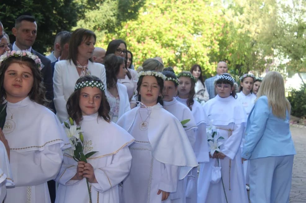 Pierwsza Komunia Święta w parafii św. Antoniego Padewskiego w Jarocinie — zdjęcie 5 z 445