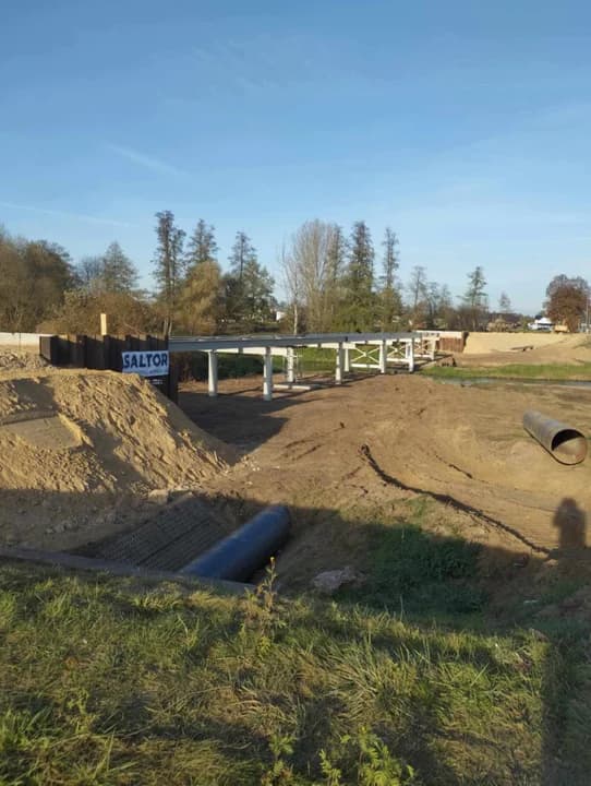 Właśnie trwają prace przygotowawcze do realizacji pierwszego z nich, czyli przebudowy ponad kilometrowego odcinka w Nowej Wsi i Gizałkach (do okolic ronda). Największym wyzwaniem organizacyjnym będzie przebudowa mostu w Nowej Wsi i ronda w Gizałkach. Obecnie obok mostu powstaje objazd.