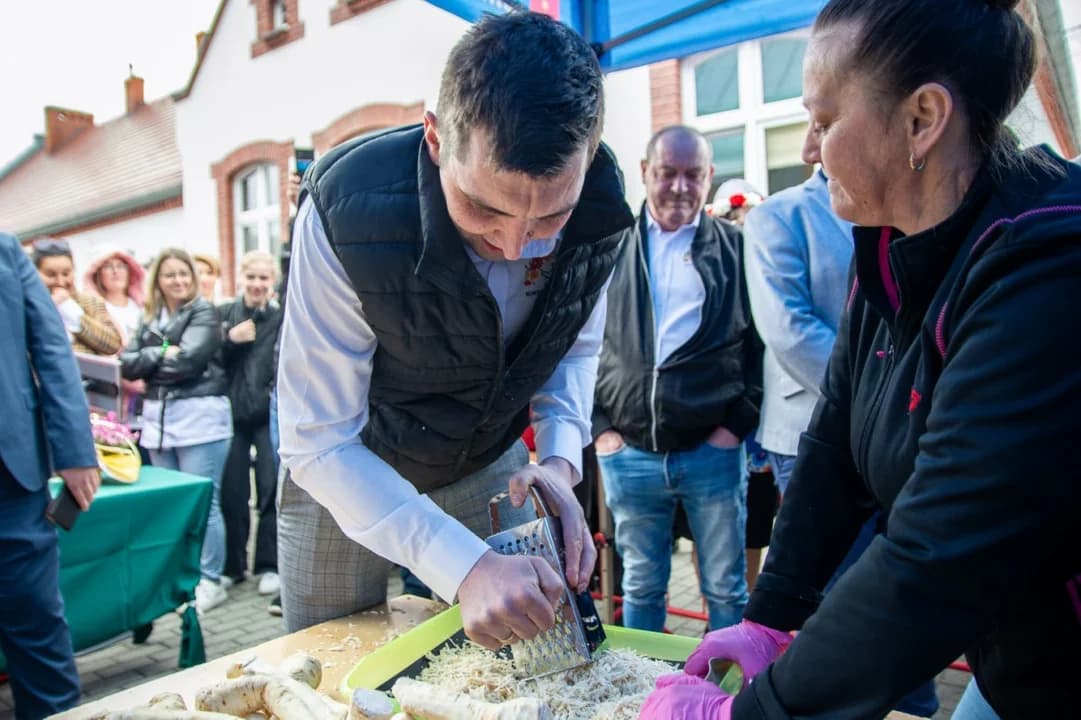 Wielkie tarcie chrzanu w Chrzanie. Przy tarkach stanęło blisko 100 KGW z całej Wielkopolski  [ZDJĘCIA, AKTUALIZACJA]
