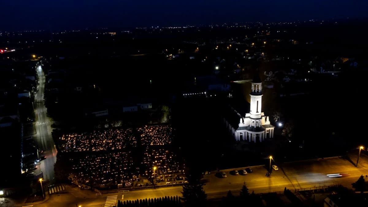 Dzisiaj Dzień Zaduszny. Zanim wyruszycie na cmentarze, zobaczcie nocne zdjęcia z Jarocina i Witaszyc [ZDJĘCIA] — zdjęcie 4 z 51