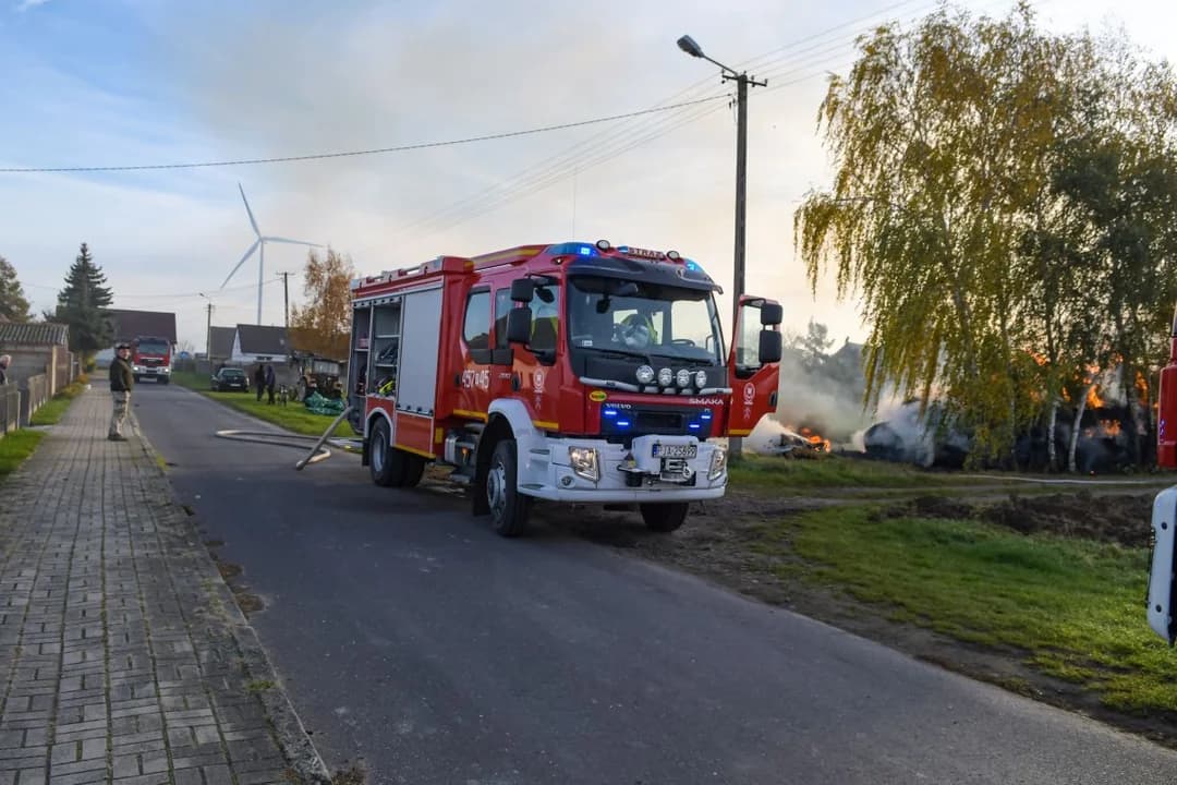 Pożar stogu w Wyszkach — zdjęcie 2 z 19