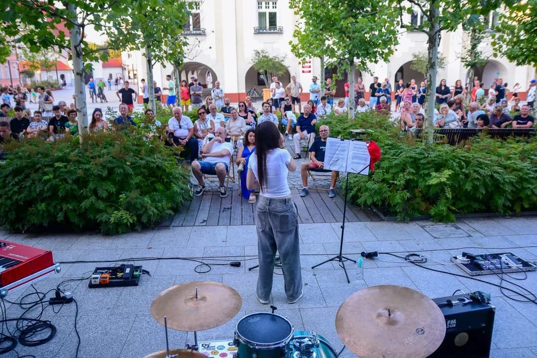 Piątkowy koncert w ramach cyklu Letnie Brzmienia Jarocina przyciągnął liczną publiczność.