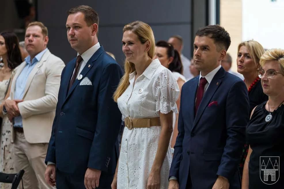 Dwa lata rządów - jaką ocenę dają burmistrzowi mieszkańcy, jaką radni? Jest piątka, ale i jedynka...