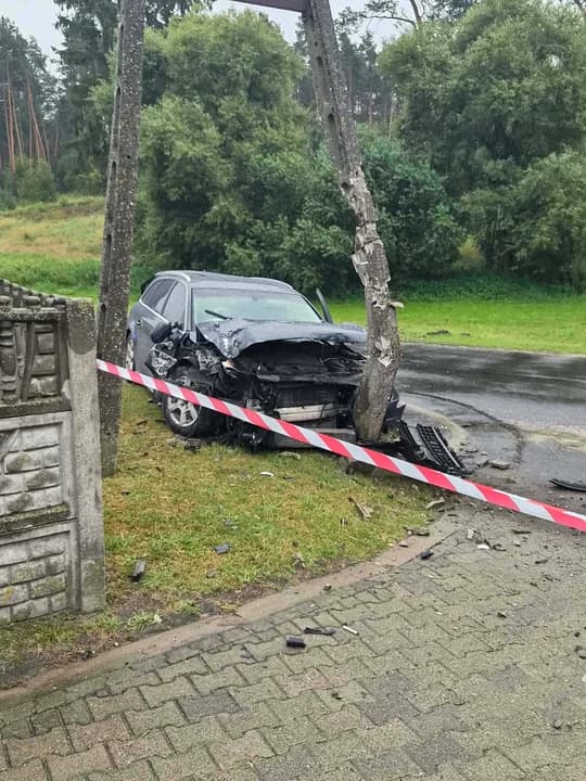 Pijany kierowca rozbił Audi na słupie energetycznym. Mieszkańcy zostali bez prądu — zdjęcie 5 z 5