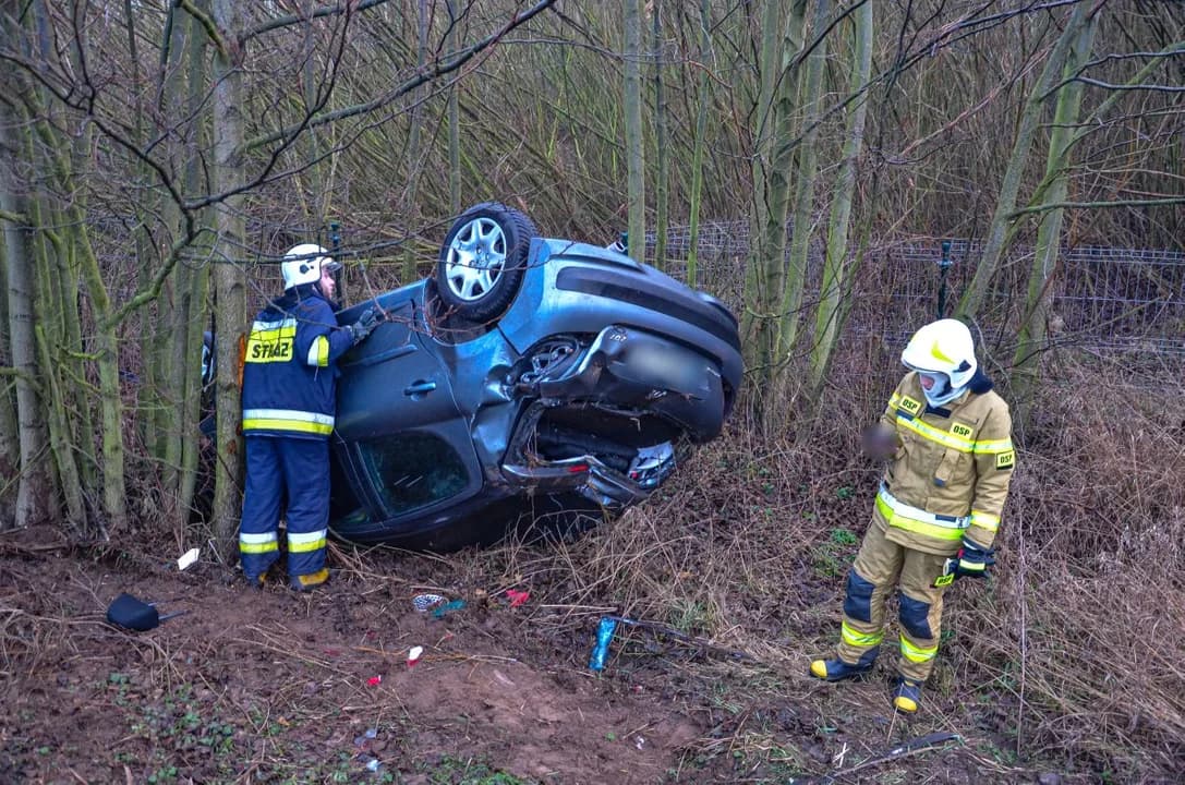 Peugeotem dachowała w Ludwinowie. Jest osoba poszkodowana