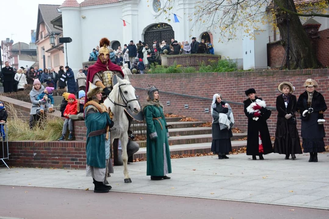 Inscenizacja legendy o św. Marcinie w Jarocinie znów zgromadziła tłumy [ZDJĘCIA]