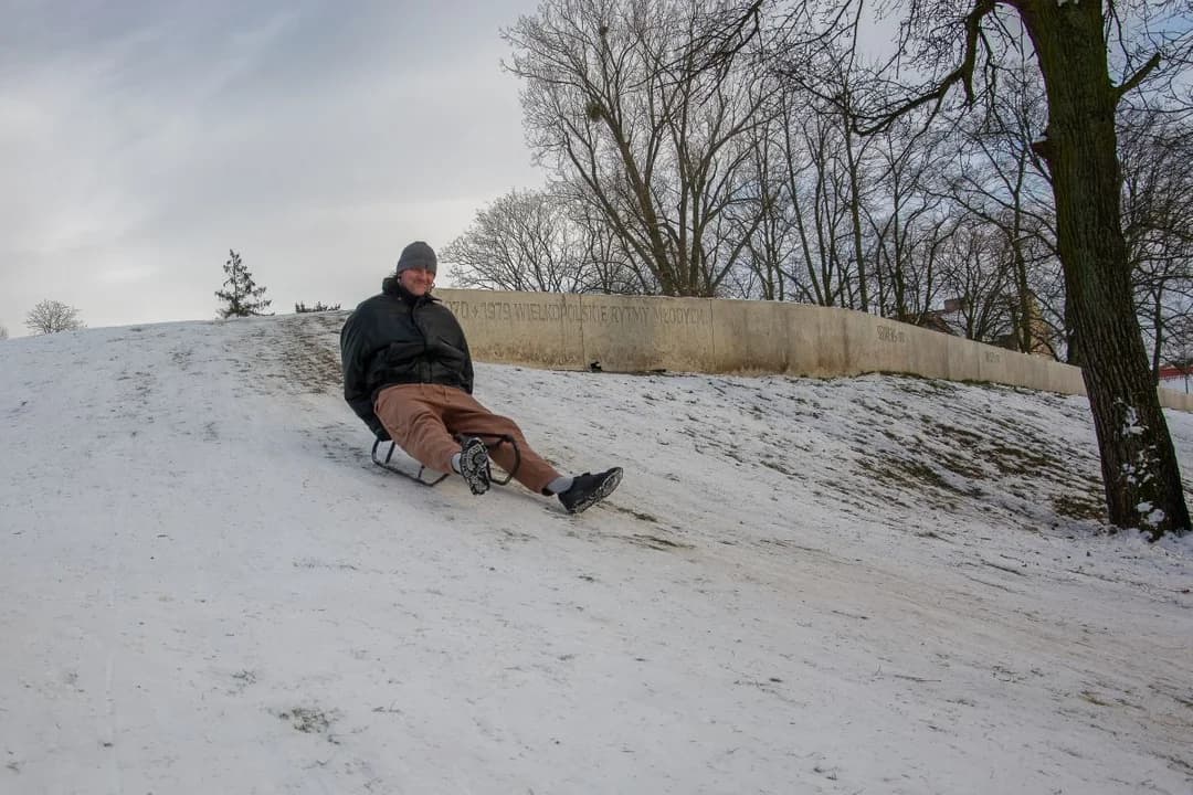 Śnieg - utrapienie dla drogowców i kierowców, a źródło radości dla dzieci. W jarocińskich parkach trwa sezon saneczkowy [ZDJĘCIA] — zdjęcie 5 z 28