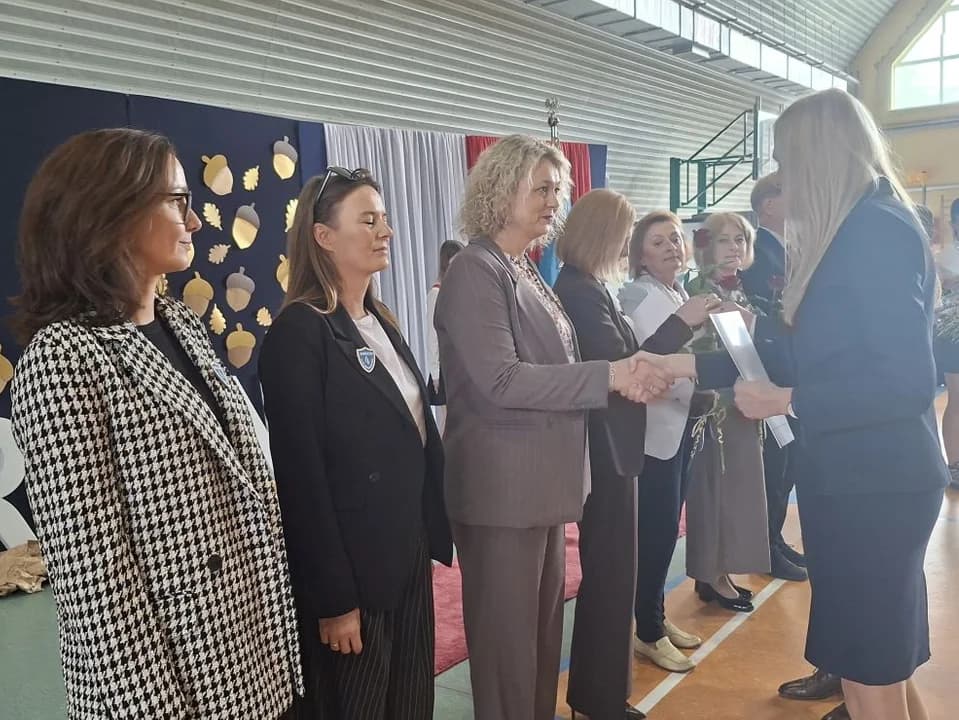 Podwójne święto jarocińskiej oświaty. Były życzenia, awanse i nagrody — zdjęcie 6 z 70