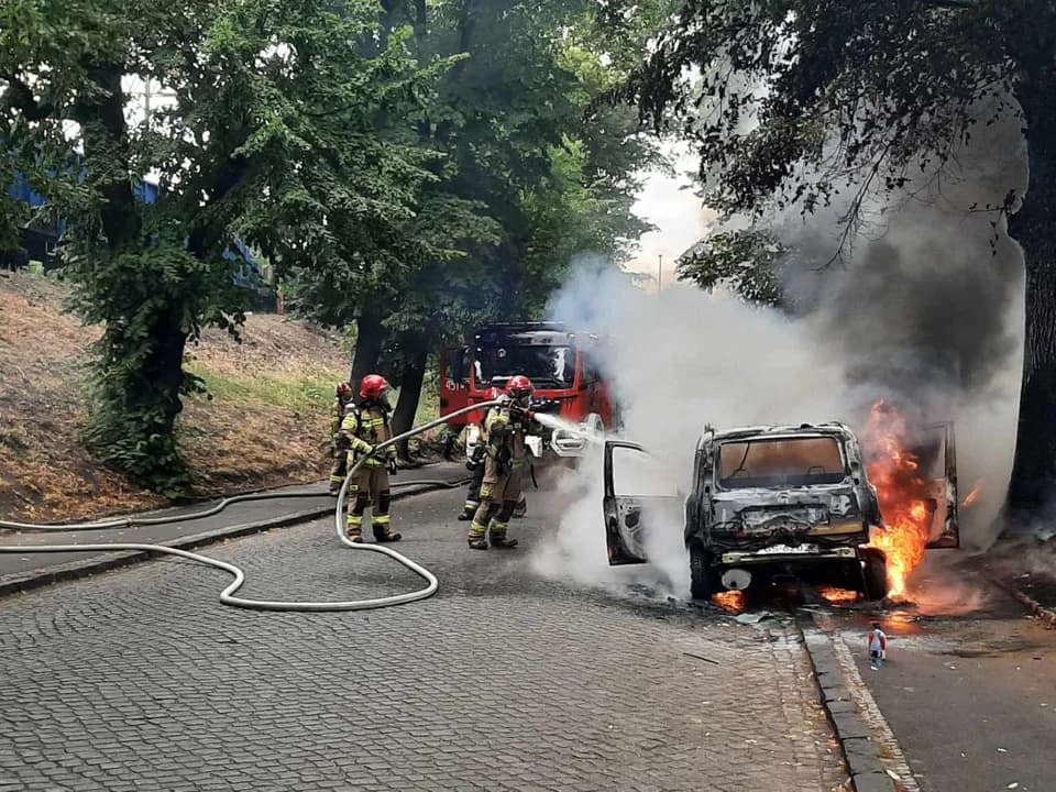 Pożar samochodu w Jarocinie. To już drugi dzisiaj [ZDJĘCIA] — zdjęcie 2 z 20