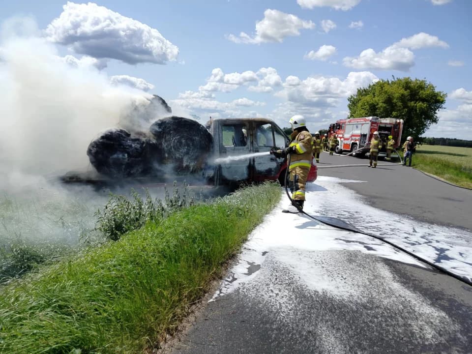Na drodze w gminie Żerków samochód stanął w płomieniach. Auto spłonęło doszczętne