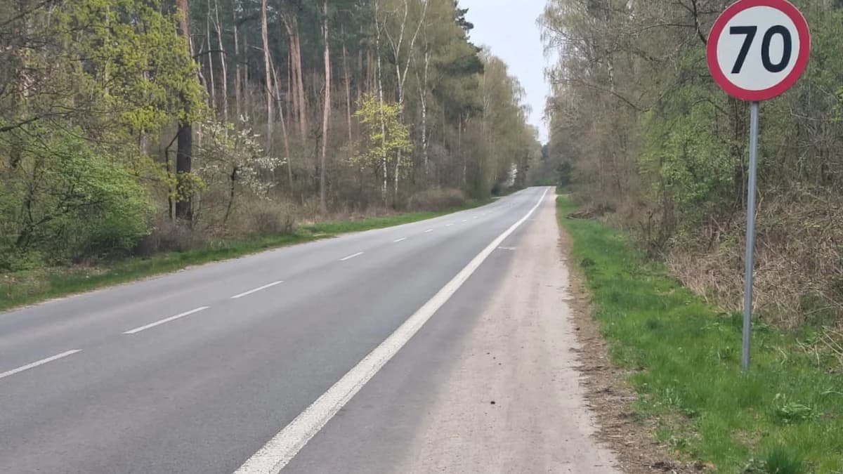 Rowerzysta się przewrócił. Kiedy powiat posprząta niebezpieczny piasek na ścieżce?