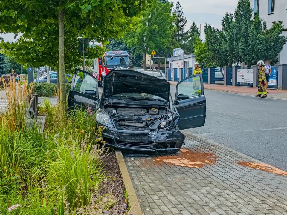 Policja, straż pożarna i Zespół Ratownictwa Medycznego interweniowały przed południem – 1 sierpnia - na ulicy Wrocławskiej w Jarocinie.