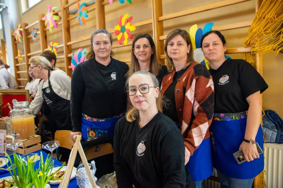 Wielkie tarcie chrzanu w Chrzanie. Przy tarkach stanęło blisko 100 KGW z całej Wielkopolski  [ZDJĘCIA, AKTUALIZACJA]