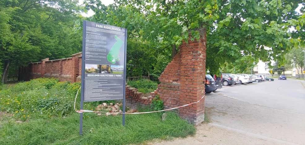 Uszkodzone  ogrodzenie parku Radolińskich w Jarocinie — zdjęcie 3 z 8