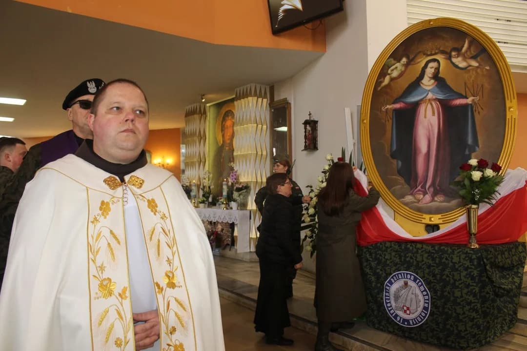 Żołnierze z  16. JBRL w kościele franciszkanów w Jarocinie modlili się przed obrazem Matki Bożej Łaskawej [ZDJĘCIA] — zdjęcie 6 z 117